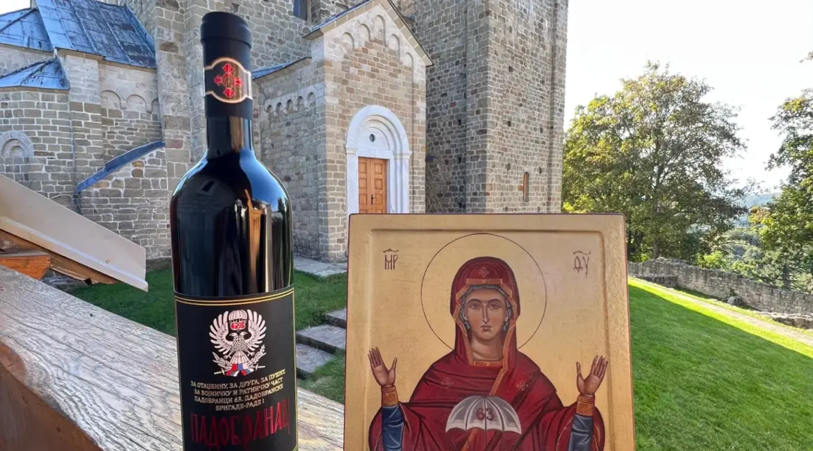 Вино Винарије Ступови и икона испред манастира Ђурђеви Ступови у Расу